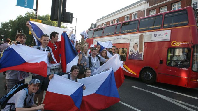 FOTO Olympijská pochodeň zavítala i před Český dům