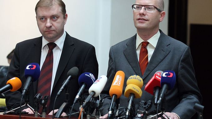 Předseda poslaneckého klubu ČSSD Roman Sklenák s premiérem Bohuslavem Sobotkou.