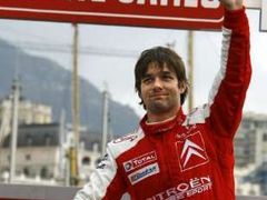 Sebastien Loeb zdraví po vítězství v 75. Rallye Monte Carlo.