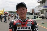 Velmi podobný scénář měla i tragédie Japonce Šoji Tomizaw, jenž smolně spadl v závodě Moto2 v Miasnu, které hostilo VC San Marina. Ani přes okamžitou lékařskou pomoc po nehodě už nepřišel k sobě a zemřel.