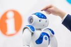 V Japonsku chybí ošetřovatelé, o seniory se postarají roboti. Dovedou je na záchod i oblečou
