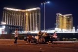 David Becker (Getty Images): Masakr v Las Vegas. 58 lidí bylo zabito a přes 500 zraněno během útoku střelce na návštěvníky koncertu pod širým nebem. Série nominovaná na World Press Photo v kategorii Aktualita.
