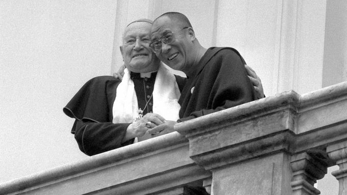 Pražský arcibiskup a primas český František kardinál Tomášek v objetí s dalajlamou na balkonu Arcibiskupského paláce v Praze.