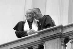 Setkání s Havlem i Tomáškem. Výstava připomene dalajlamovu první návštěvu Prahy