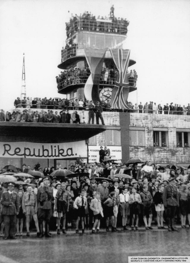 Vítání československých letců v roce 1945