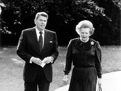 Thatcherová na jednání s Reaganem. Kabelka nesměla chybět.