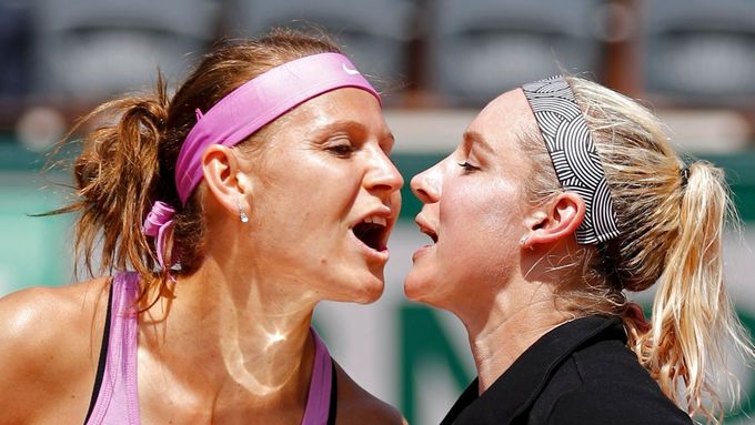 Deblové partnerky Lucie Šafářová a Američanka Bethanie Matteková si dělají legraci z wimbledonských tradic. V pondělí začíná v Anglii další grandslamový turnaj.