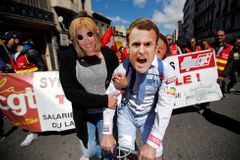 Ve Francii protestovaly desetitisíce lidí za sociální jistoty i proti Le Penové