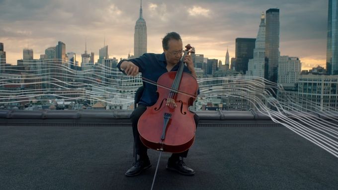 Yo-Yo Ma hraje preludium z Bachovy první suity pro sólové violoncello.