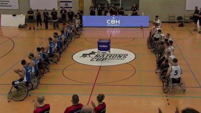 Britští vozíčkáři se při izraelské hymně odvrátili od vlajky soupeře.