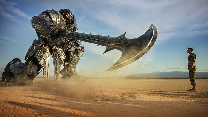 Páté pokračování Transformers se nedá s ničím srovnat. Film je  výtrysk obrovského ega režiséra Michaela Baye, tvrdí kritik Kamil Fila.