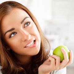 Žena s jablkem