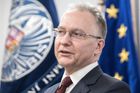 Vláda se poprvé vzdala práva jmenovat ředitele BIS, Koudelkova pozice bude křehčí