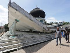 Zřícená mešita v indonéském Meuredu v provincii Aceh.