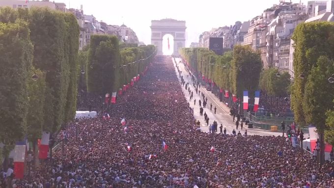 Tisíce lidí přivítalo fotbalové mistry světa na Champs-Élysées