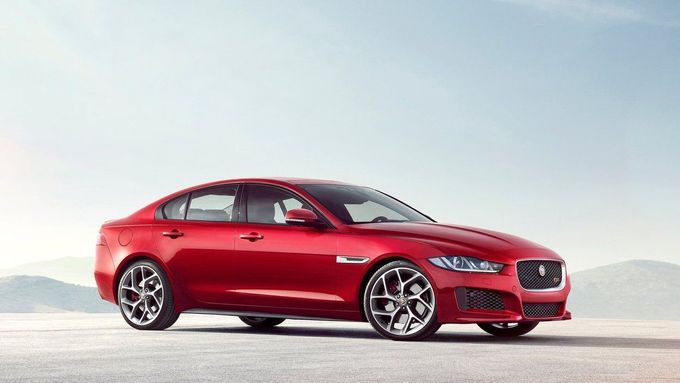 Nový malý sedan Jaguaru se bude nabízet i ve sportovní variantě S.