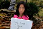 Rasismus i výsměch. Adoptované děti nafotily silnou kampaň