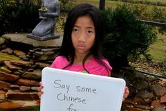 Rasismus i výsměch. Adoptované děti nafotily silnou kampaň