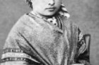 Dne 11. února 1858 se měla čtrnáctileté Bernadettě Soubirousové v jeskyni Massabielle poblíž městečka Lurdy zjevit "dáma v bílém oděvu, modrém plášti a se žlutými růžemi u nohou".