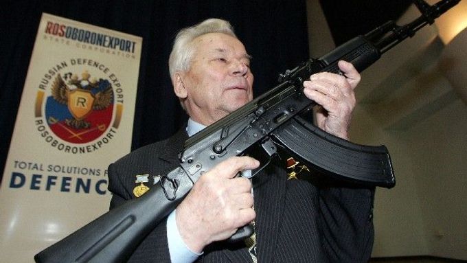 Michail Kalašnikov, tvůrce nejrozšířenější ruční zbraně na světě AK-47 (Avtomat Kalashnikov) .