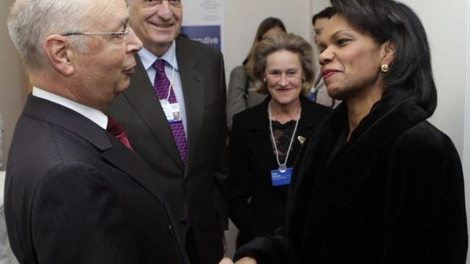 Condoleezza Riceová se po příjezdu do Davosu zdraví s ředitelem a zakladatelem Světového ekonomického fóra Klausem Schwabem.