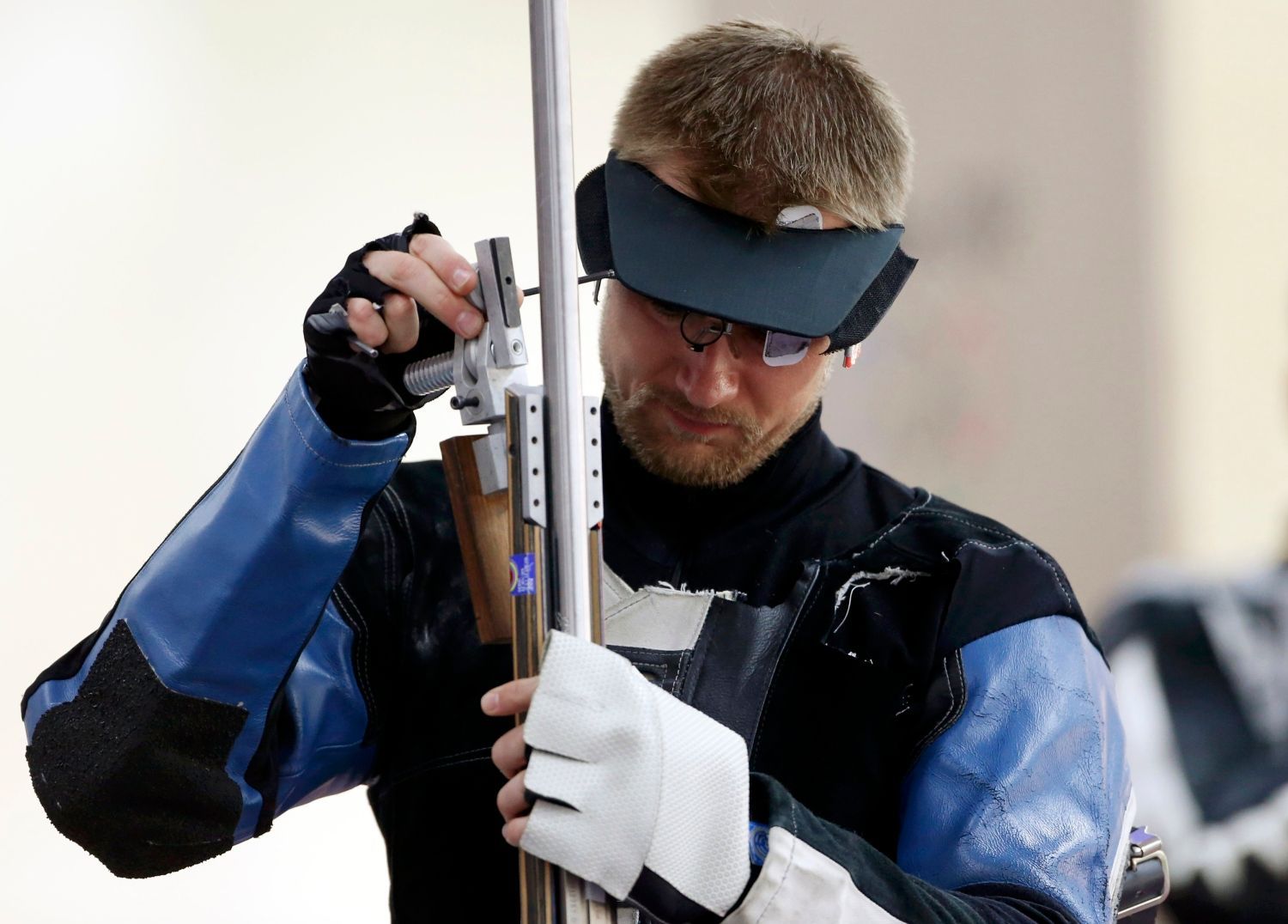 Americký střelec Matthew Emmons ladí pušku na OH 2012 v Londýně.