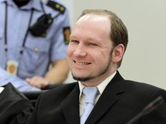 Breivik se výrokům o svém duševním zdraví směje.