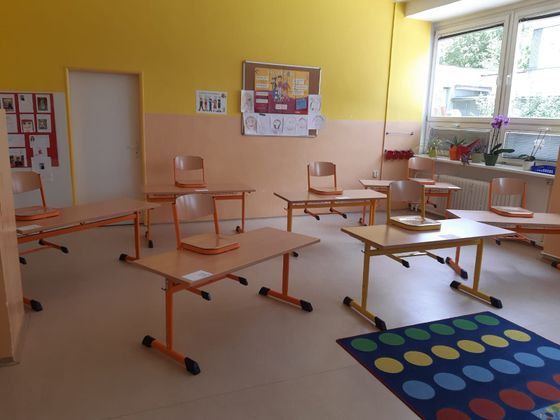 Zavření škol přijde stát na desítky miliard Školní třída připravená na návrat školáků během koronaviru