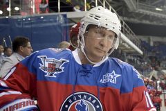Video: Putin opět zářil na ledě. Narozeniny oslavil sedmi góly