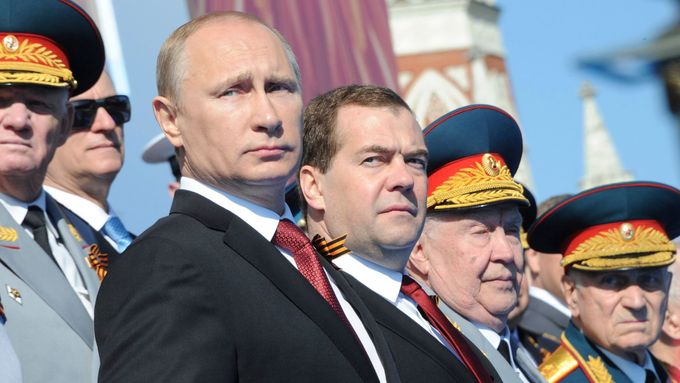 Vladimir Putin a Dimitrij Medveděv na vojenské přehlídce v Moskvě.