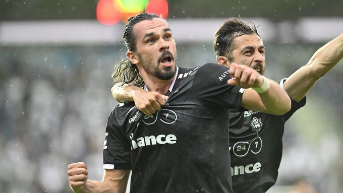 Jakub Martinec (vlevo) slaví gól Jablonce proti Slovácku.