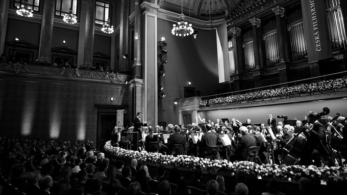 V reakci na tragédii z 21. prosince zaznělo ve vyprodaném Rudolfinu na úvod Dvořákovo Nokturno H dur.