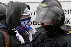 Fanoušci Slavie a Baníku se porvali, policie zatýkala