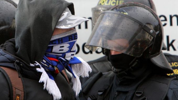 Maskované setkání. Na fotbalové fanoušky dohlíželo v Praze na 500 policistů. Celou situaci navíc ze vzduchu monitoroval policejní vrtulník a v terénu byl také antikonfliktní tým.