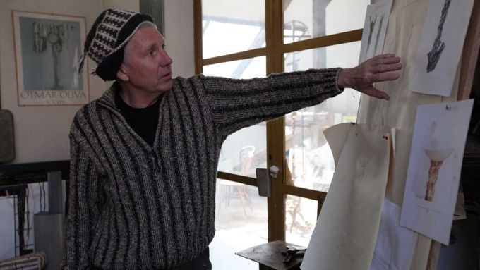 Sochař Otmar Oliva pracuje na zakázce pro katedrálu Jana Křtitele