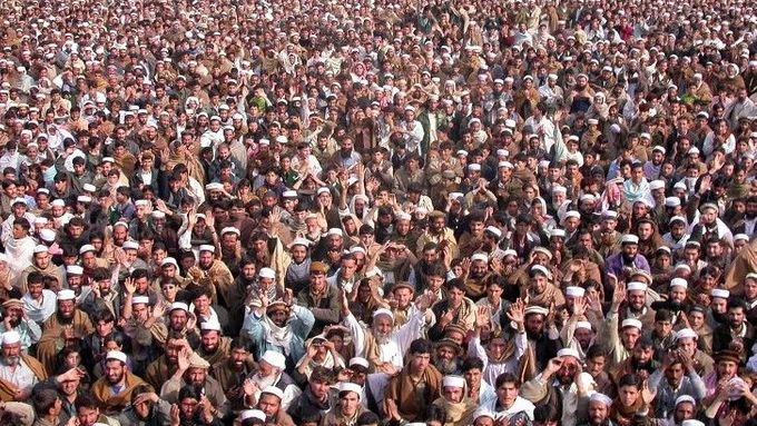 Asi 10 000 lidí se sešlo na demonstraci v největším pákistánském městě Karáčí. Mnozí skandovali hesla "Smrt americké agresi" a "Přestaňte bombardovat nevinné lidi".