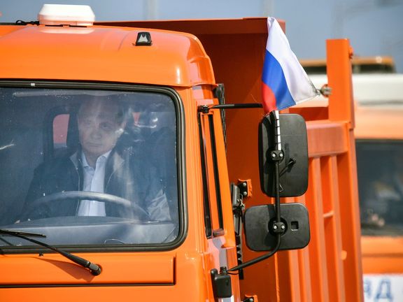 Vladimir Putin přejel nový most na Krym v náklaďáku