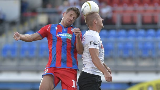 Jan Kovařík z Plzně a Josef Hnaníček z Opavy v zápase 1. ligového kola