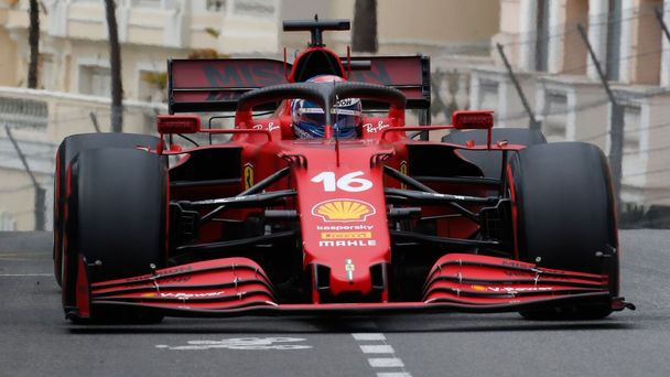 Charles Leclerc ve Ferrari v kvalifikaci na VC Monaka F1 2021