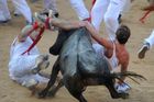 Býci v Pamploně zranili na úvod slavnosti pět běžců