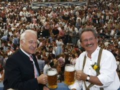 Stoiber s primátorem Udem na Oktoberfestu. Na projektu Transrapidu se ale neshodnou.