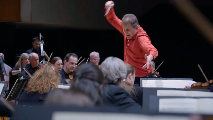 "Konzervatoř jsem vystudoval jako houslista, to dirigentství se rodilo později," říká Tomáš Hanus ve videu natočeném pro letošní Pražské jaro.