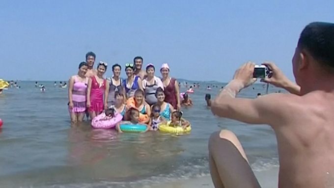 Cestování do Severní Koreje. Na odpalové pláži se sluní turisté