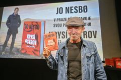 Detektivkář Nesbø představil dystopické příběhy, bude lézt s Adamem Ondrou