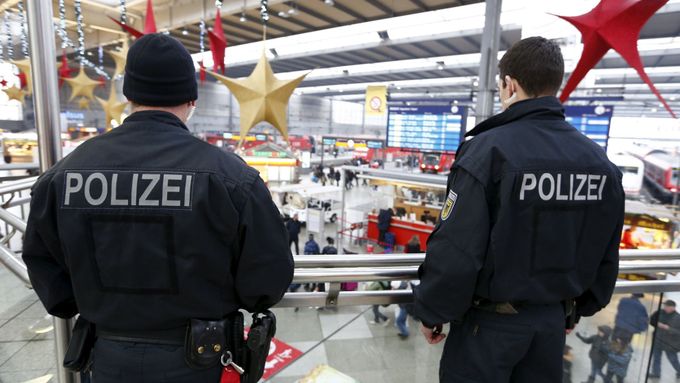 Německá policie střeží hlavní nádraží v Mnichově.