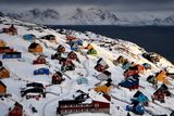 Grónsko – Lidé na ledovém ostrově jsou daleko od vánočního shonu a konzumního způsobu slavení. V Grónsku totiž Vánoce znamenají méně dárků a více Boha. Křesťanství na tento ostrov přinesli vyznavači Jednoty bratrské, později Moravští bratři, a to v době jejich útisku po bitvě na Bílé hoře v roce 1620. Grónsko pokračuje v silně křesťanské tradici a svátky se tak nesou ve znamení pokoje a návštěv široké rodiny i přátel. Dárky si ale přeci jen dávají, a to na Boží hod. Lidé v Grónsku je ručně vyrábí a jedná se spíše o drobnosti, které dětem nosí Vánoční muž. Na štědrovečerním stole nechybí kachna a rýžový pudink s mandlemi. Grónsko ale kromě Vánoc oslavuje také zásadní jev, a to předěl polární noci a polárního dne.