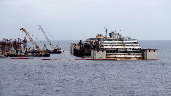Ztroskotaná výletní loď Costa Concordia poté, co byla stáhnuta z mělčiny.
