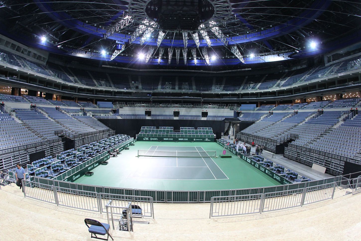 O2 Aréna před tenisovou exhibicí s trofejemi z Davis Cupu a Fed Cupu.