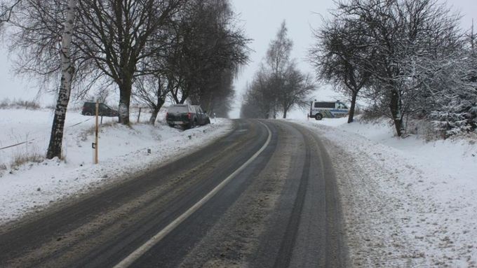 Ze sněhu už většinou zbyla na silnicích jen břečka.