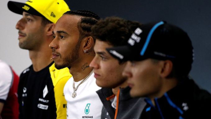Piloti formule 1 Daniel Ricciardo, Lewis Hamilton, Lando Norris a George Russell